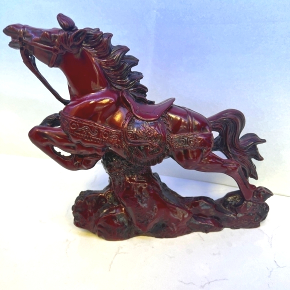 𝅺VICTORY Galloping Horse Statue Red Cast Resin.